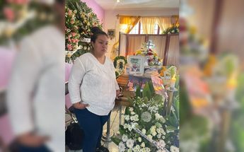 Miriam junto al féretro de su madre / Karla Victoria Rodríguez