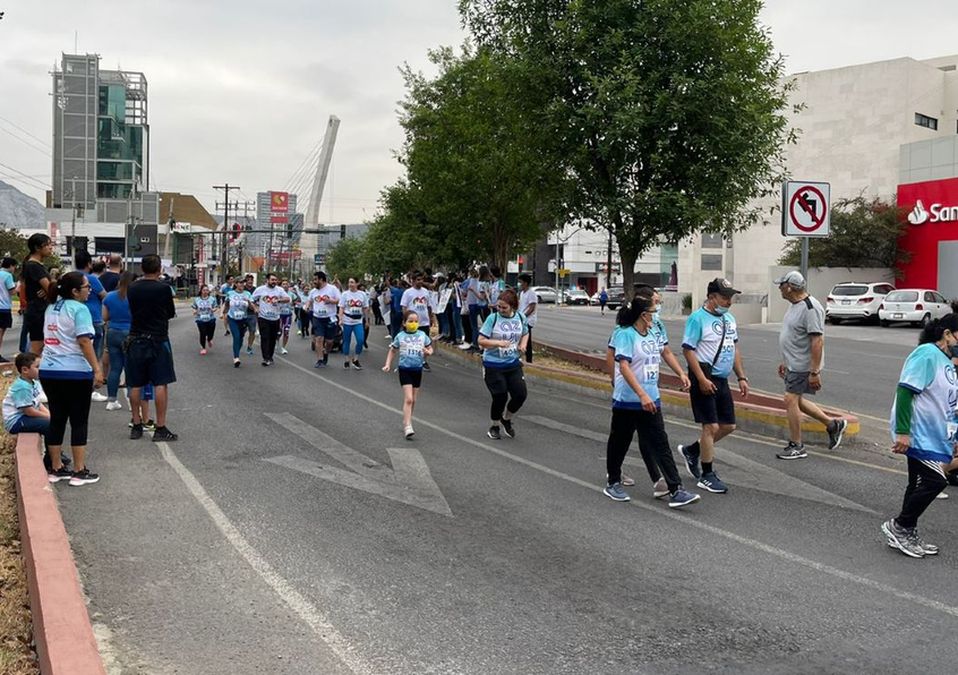 Realizan carrera en San Pedro para apoyar a niños con autismo. / Monserrat Contreras