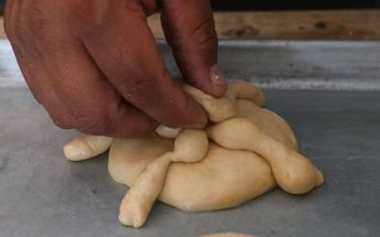 Elaboración de pan de muerto /Cuartoscuro