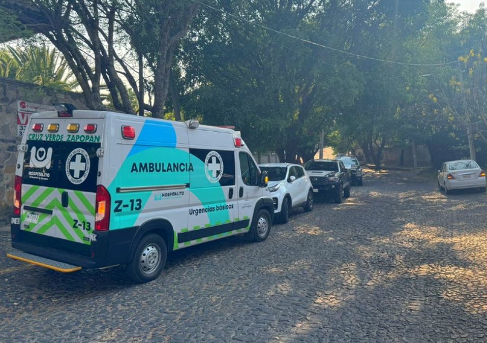 Ambulancia de la Cruz Verde de Zapopan afuera del domicilio donde murió el hombre | Telediario