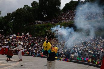 La pirotecnia es parte escencial del Huey Atlixcáyotl / Andrés Lobato