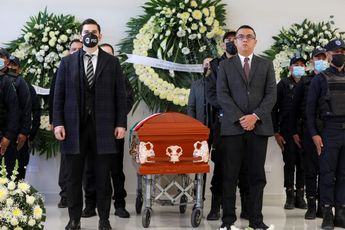 El alcalde estuvo presente en la guardia de honor montada a un elemento policiaco caído en cumplimiento de su deber. | Cortesía