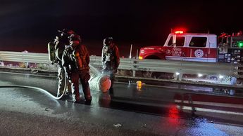 Choque en el km 22 de la Saltillo-Torreón entre un tráiler y camión de 3.5 toneladas; se controló la fuga de dos tanques de gas