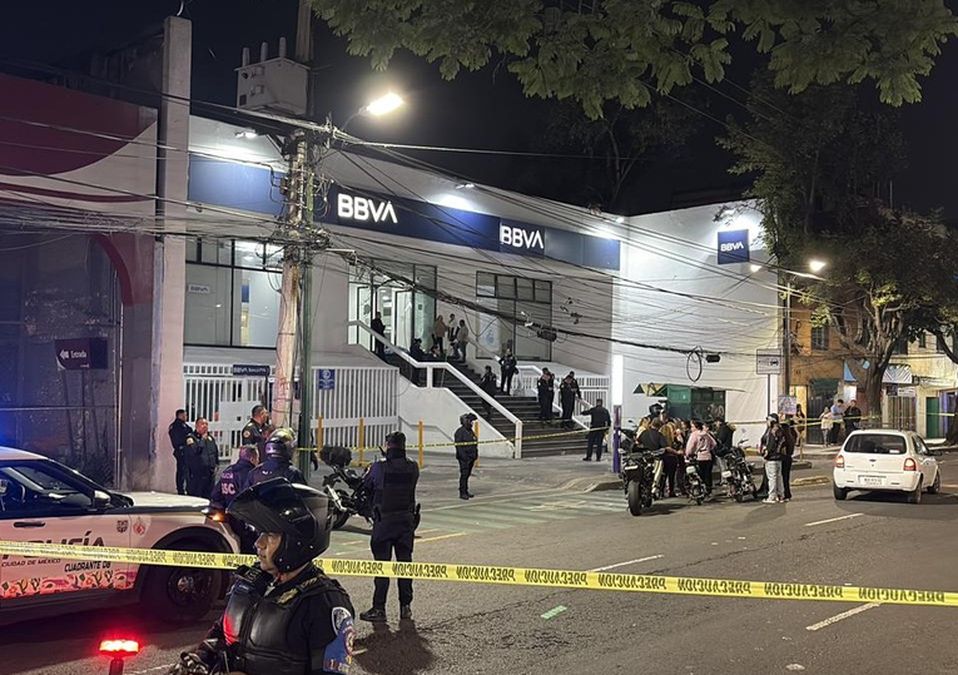 Sicarios huyeron en motocicleta tras asesinar a hombre en sucursal bancaria. | Enrique Luna