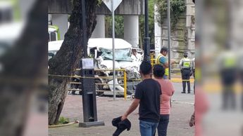 Registran choque entre camioneta y autobús de pasajeros en la México-Toluca; hay al menos un muerto y ocho heridos.