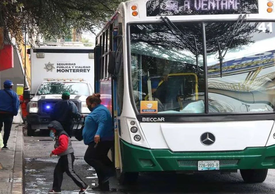 Pasan en NL hasta 3 horas diarias en rutas urbanas, dice encuesta