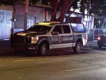 Vecinos pidieron el apoyo de la Policía de Guadalajara que pasaba por allí. | Javier León