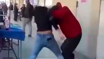 Captan en video pelea callejera entre dos adolescentes en pleno centro de Gómez Palacio; no llegó la policía