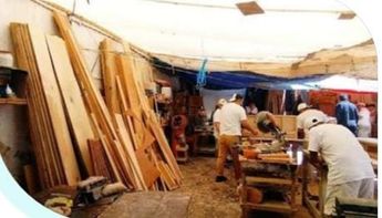 Las mesas de los talleres sirven de comedor debido a la carencia de instalaciones