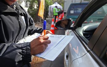 Oficial de tránsito aplicando una multa a un conductor en Jalisco | Fernando Carranza