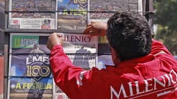 "Los jóvenes ya no se interesan tanto por el periódico en papel", expone con tristeza uno de los últimos voceadores en Puebla / Andrés Lobato