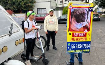 Petloc se apoya en flayers con la imagen de la mascota y sus datos generales/César García