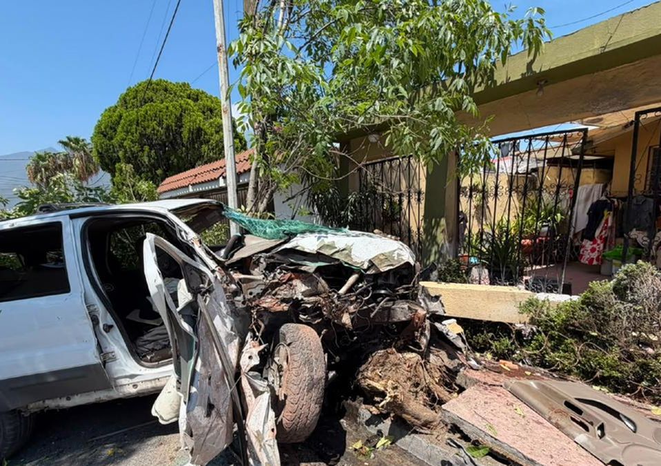 La fuerza del choque fue tal que el vehículo arrancó un árbol de raíz antes de incrustarse en la vivienda. | Susana Paredes