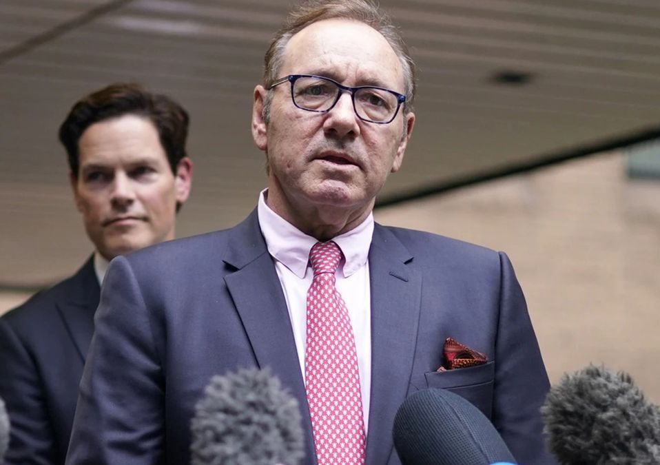 Kevin Spacey cautivó al jurado en su juicio por agresión sexual con humor, humildad.