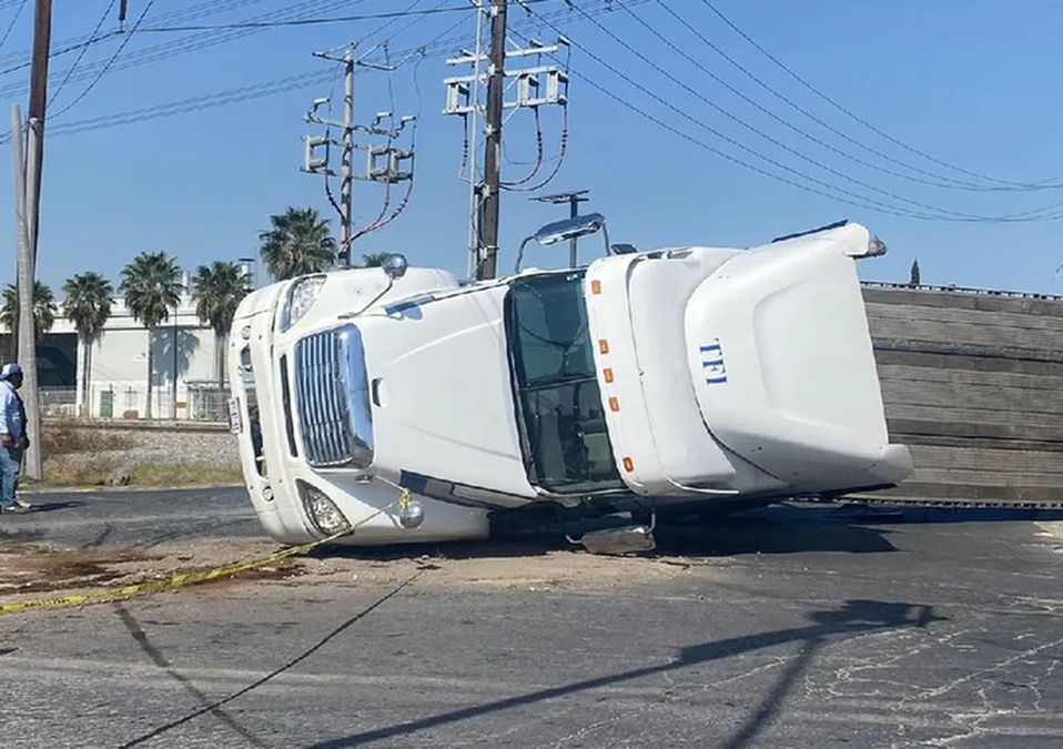 Trailero intenta ganarle el paso al tren y es embestido en Apodaca