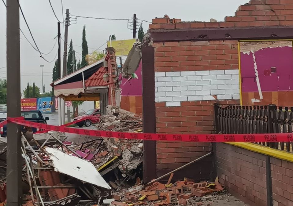Lluvia derrumba reconocido negocio de hamburguesas en Torreón