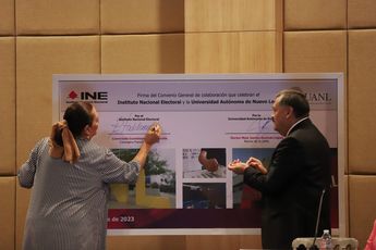 Guadalupe Taddei (izq.) y Santos Guzmán realizando una firma simbólica. | Jorge López