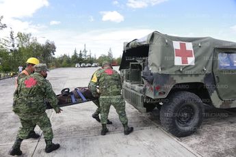 Soldados practican una simulación de atención médica a una persona lesionada / Andrés Lobato