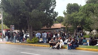 Elementos de la Subdirección de Tránsito brindan apoyo vial mientras se desarrolla la movilización estudiantil. | Kevin Carranza