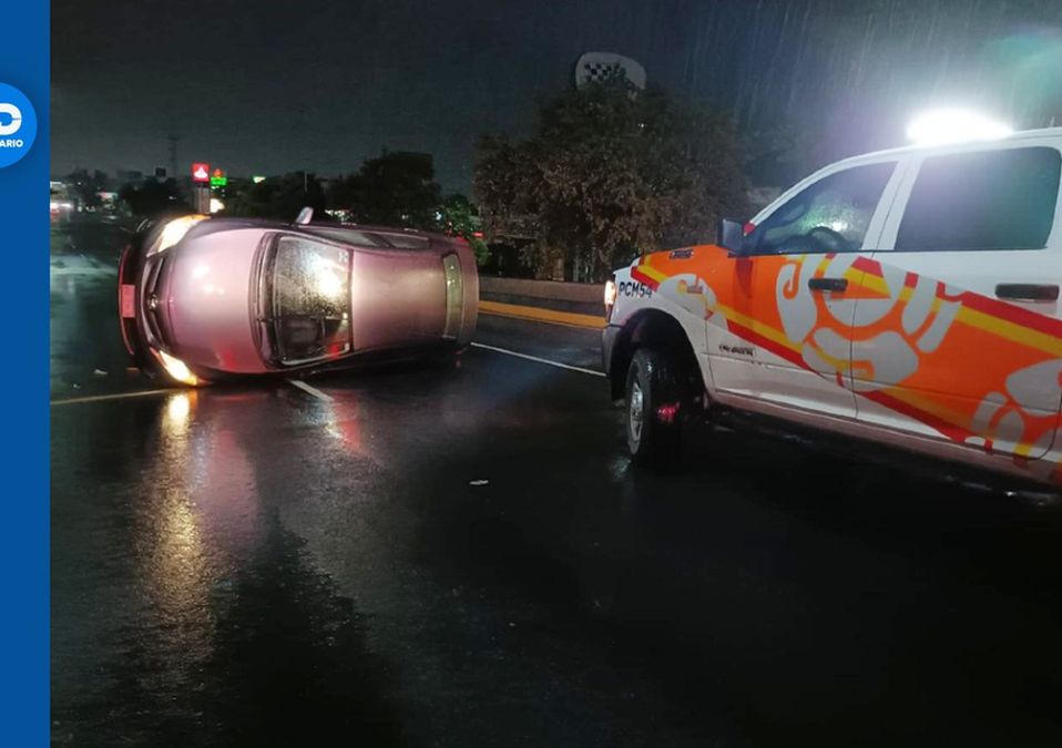 Conductor pierde el control y vuelca camioneta en avenida Garza Sada en Monterrey. | Pedro Delgado