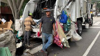 Alexander Barcenas ha sido voluntario de la basura por 15 años/ Itzel Ruiz