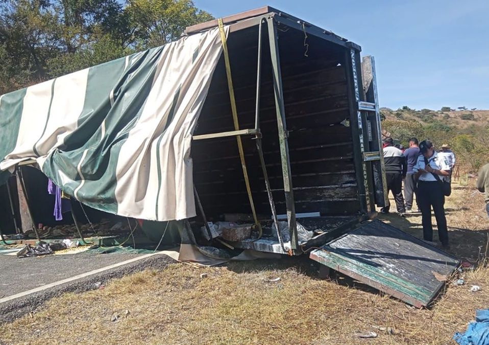 El camión tipo Torton, con placas de Puebla, quedó inservible tras volcar en la carretera de Oaxaca. / Milenio