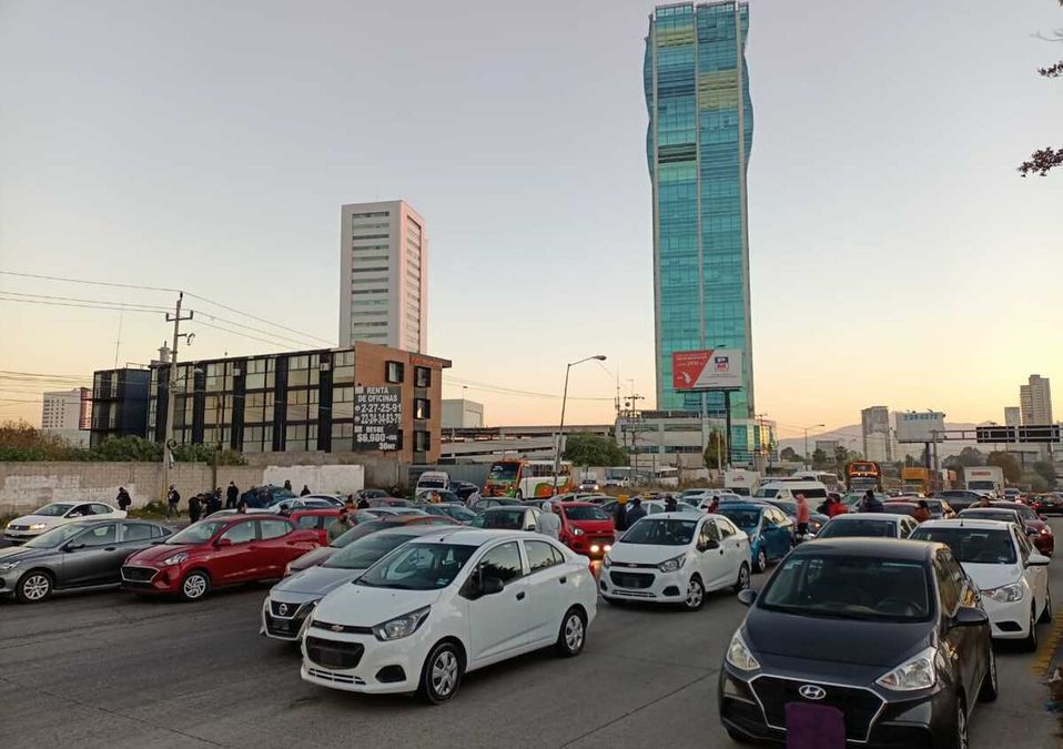 Transportistas de plataformas privadas como Didi y Uber, se reunieron en Puebla para exponer sus quejas ante las tarifas que puso el Gobierno del Esta