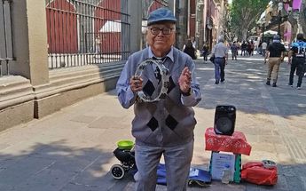 'Frank el bailarín' baila en un espacio de la calle 5 de Mayo, frente al Templo de Santo Domingo | Melanie Torres