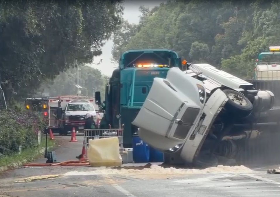 Circulación sobre la autopista México-Cuernavaca se mantiene complicada debido al incidente. | Guillermo Hinojosa