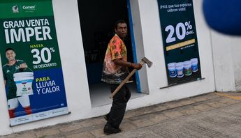 Hombre corriendo con un hacha en las manos en Xico, Veracruz / Especial