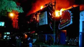 Las llamas impidieron el paso de los bomberos a la discoteca Lobombo | Especial