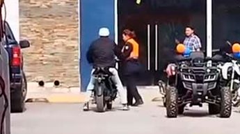 Graban a oficial de tránsito arrebatándole sus llaves a un motociclista en San Pedro y causa controversia