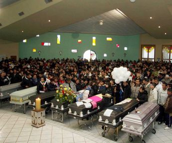Funeral de estudiantes asesinados en Villas de Salvárcar, Chihuahua. | Especial