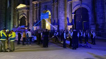 Feligreses preparan el carruaje de la Virgen de Zapopan / Gloria Reza
