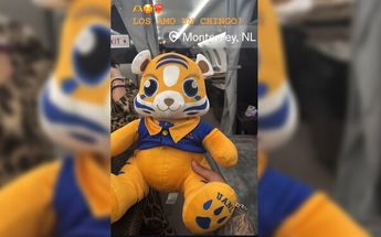 Nodal recibe peluche de la UANL como regalo