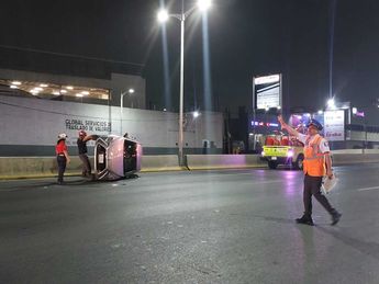 Volcadura de auto en avenida Garza Sada. | Leyda Estrada