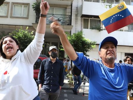 Venezolanos afuera de la embajada de Venezuela en México | Jesús Quintanar