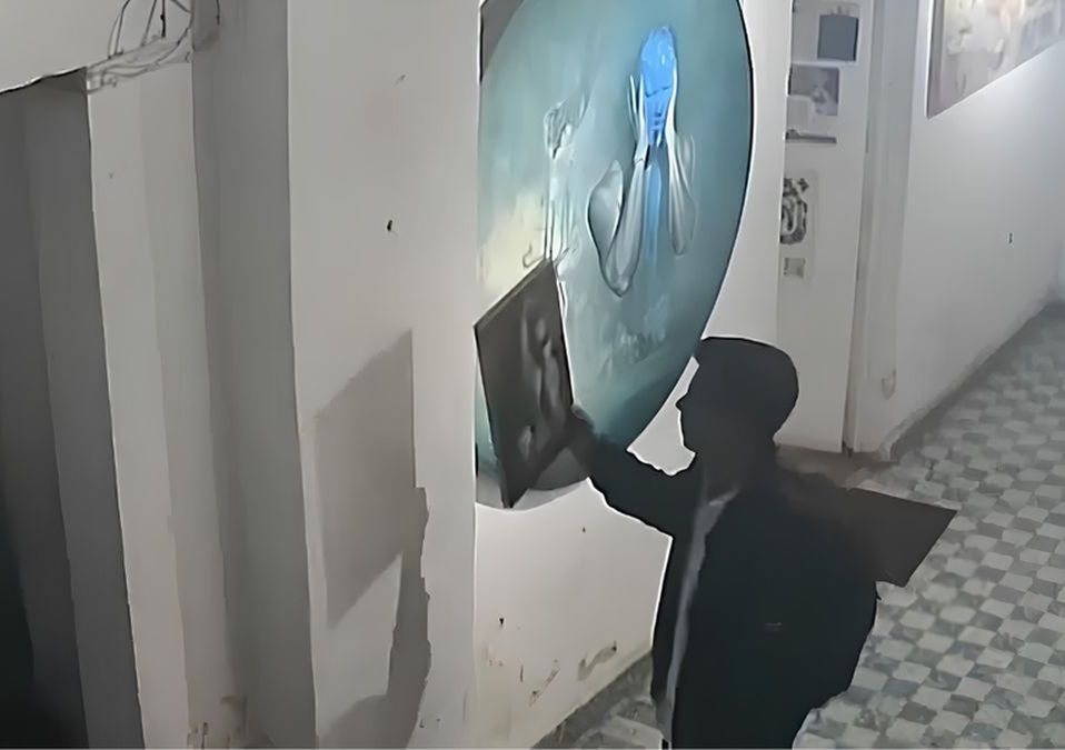 Sujeto roba pintura del Centro Histórico de Querétaro y queda grabado en video