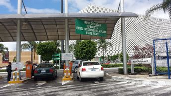Centros comerciales como Angelópolis son algunos de los más demandados en su área de estacionamiento / Agencia Es Imagen