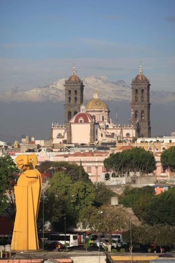 Vista aérea de la ciudad de Puebla y el Ángel Custodio / Andrés Lobato