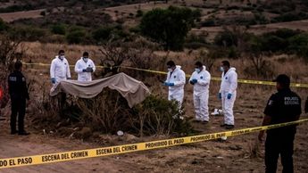 La Agencia Estatal de Investigación (AEI) realizó el levantamiento del cadáver, el cual fue trasladado al anfiteatro de Tehuacán | Ilustrativa Gemini