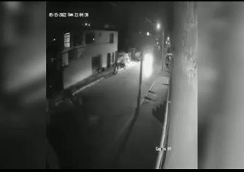 Auto atropella a tres jóvenes y huye en Puebla