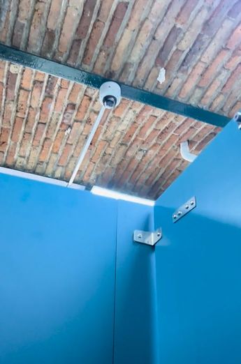 Cámara de seguridad ubicada en baño de la Preparatoria N°11 de UDG | Imagen: Think-Highlight-621