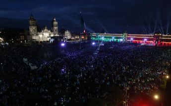 Zócalo de la Ciudad de México antes del concierto de los Tigres del Norte / Jorge Carballo.