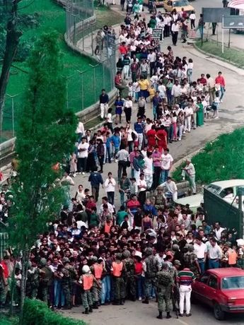 Colombianos asisten al funeral de Pablo Escobar | BBC Mundo