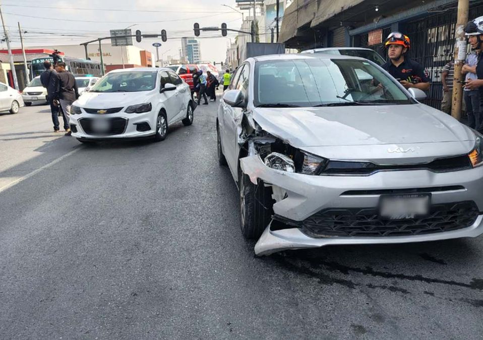 El conductor que atropelló al peatón fue impactado por otro automóvil en el Centro de Monterrey. | Agustín Martínez