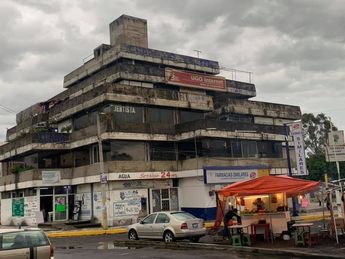 Aspectos del edificio conocido como 'el pastel' en el Infonavit La Margarita / Manolo Herrera Rojas