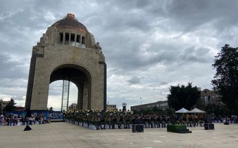 Los presentes se mantivieron en el lugar pese a la lluvia / Amílcar Salazar.