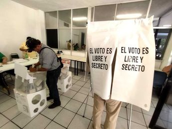 Ciudadanos acuden a las casillas especiales