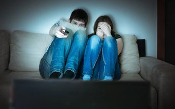 Algunas personas disfrutan ver películas de terror por estar en un entorno controlado y otras las evitan por miedos desplazados | Pexels